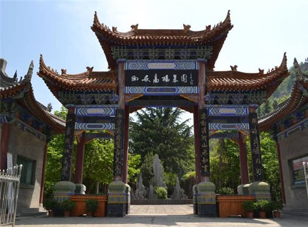 西安高橋墓園位于灞橋區紅旗街道