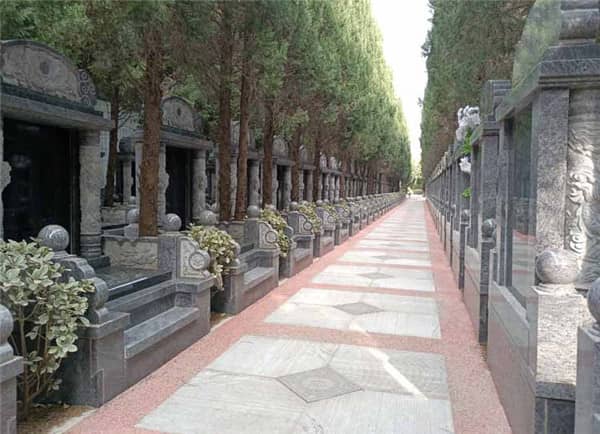 在西安漢皇樹葬墓園選擇壁葬服務時,家屬應考慮哪些因素來確保為逝者提供一個體面的安息之地?