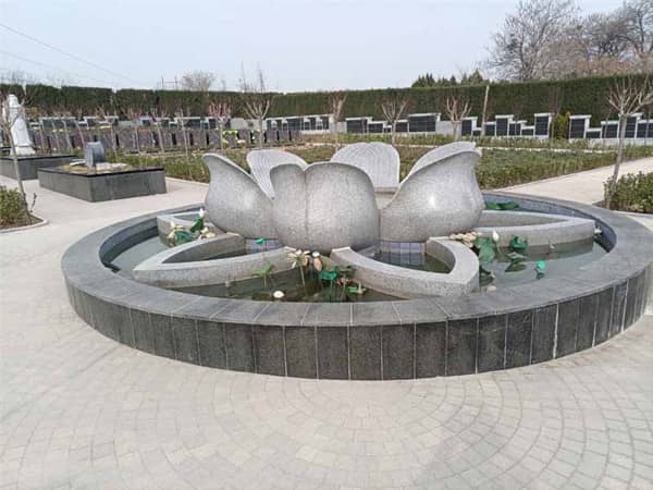 在西安市,除了霸陵墓園新區和漢皇樹葬墓園,還有哪些墓園提供樹葬服務,它們的現狀如何?