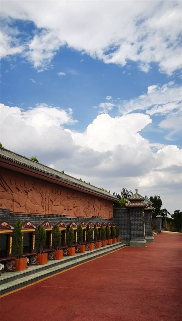 閻良漢皇樹葬墓園在綠化和文化品位上有哪些特色？