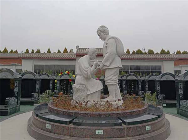 西安漢皇樹葬墓園的春暉園樹葬和生態園花壇葬各自有什么獨特的意義？