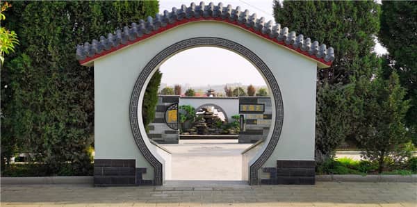漢皇樹葬墓園在西安公墓市場中的地位如何?其墓區建設和管理有何特點?