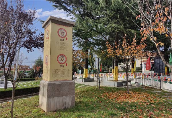 在西安參加葬禮時，神情舉止方面有哪些需要注意的地方？