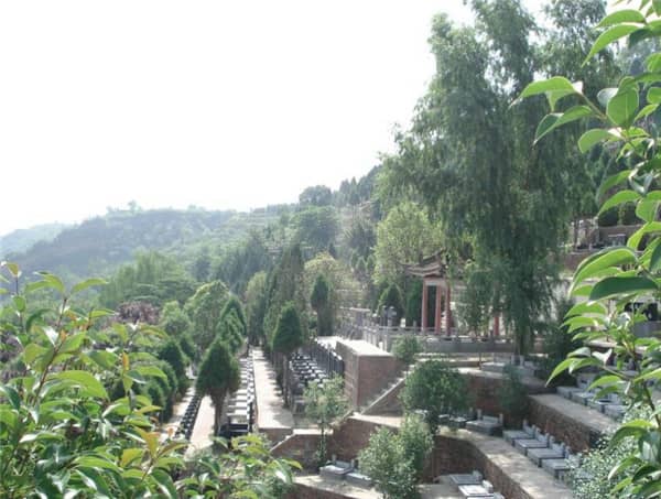 在西安壽陽(yáng)山墓園購(gòu)買墓地時(shí),除了墓位價(jià)格還有哪些費(fèi)用需要考慮?