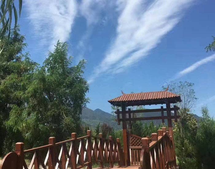 西安長安慈恩園墓地如何體現其人文紀念園的特色?