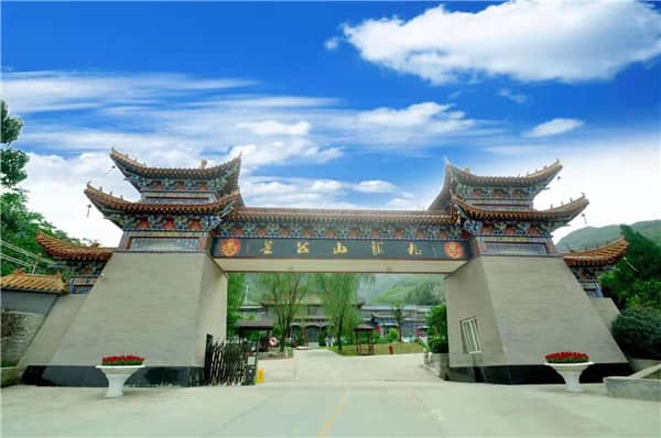 西安九龍山墓園是在哪一年開始運營的？它的地理位置和區域歸屬是怎樣的？