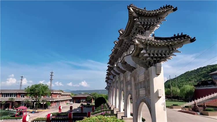 西安霸陵墓園中有哪些不同規格的墓型可供選擇,以及它們各自的特點是什么?