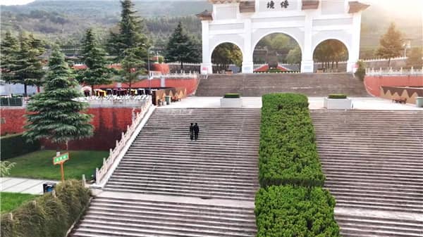 西安霸陵墓園新區和鳳棲山人文紀念園都是西安市的知名墓園，各自有著獨特的特色和優勢