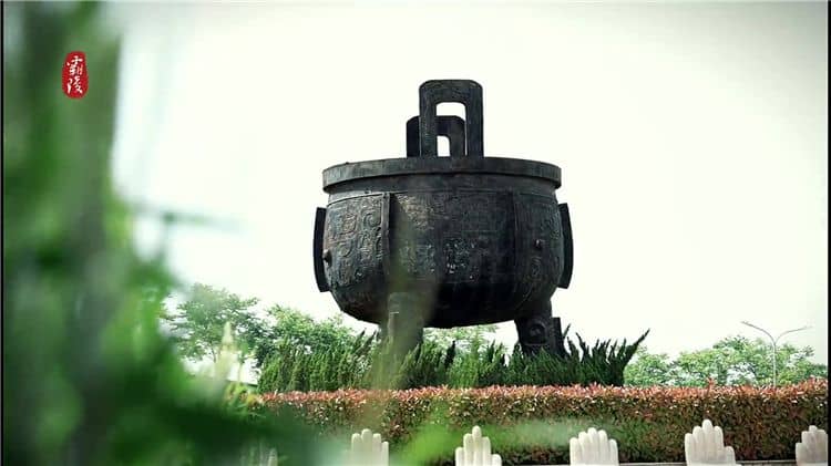 霸陵陵園中的草坪園提供了哪些葬式，并簡述其理念？