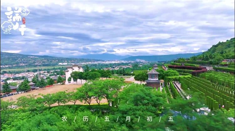 西安霸陵墓園新區是否提供便捷的停車服務，方便前來參觀或辦理業務的訪客？