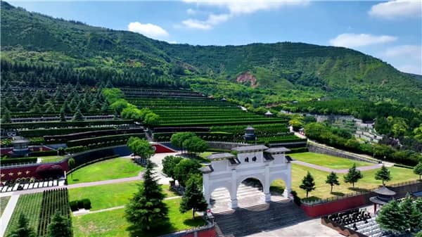 西安霸陵墓園期限，在公墓等到美的花開時