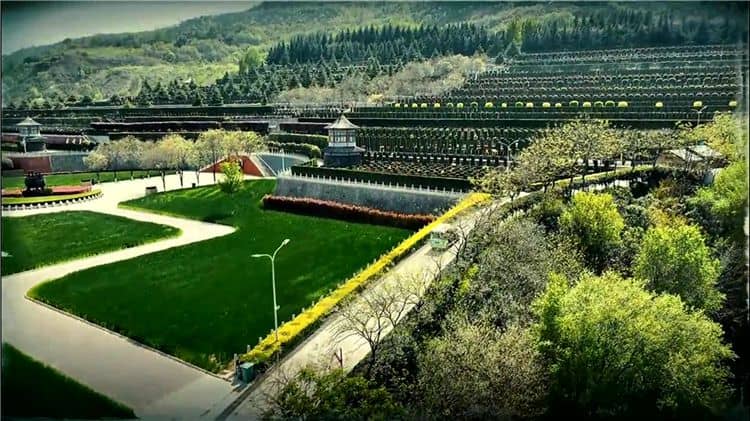 西安霸陵墓園新區(qū)是如何體現(xiàn)其人文紀念性的？