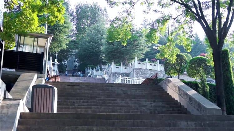 西安霸陵墓園新區是否舉辦過紀念活動或公益活動？