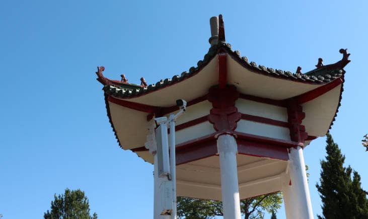如果我想前往西安白鹿原公墓園區參觀或辦理業務，應該如何獲取詳細的交通指引？
