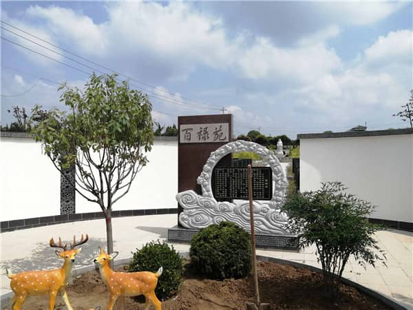 在西安陵園選擇家族墓地和單獨(dú)墓地時(shí),應(yīng)該考慮哪些因素?